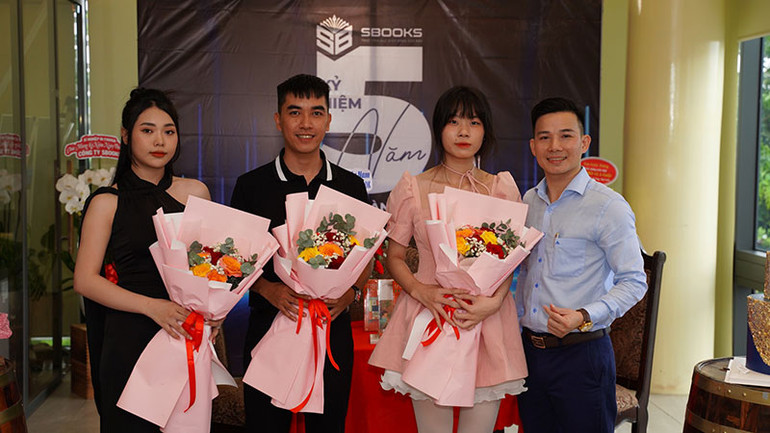 Các tác giả đoạt giải trong cuộc thi.