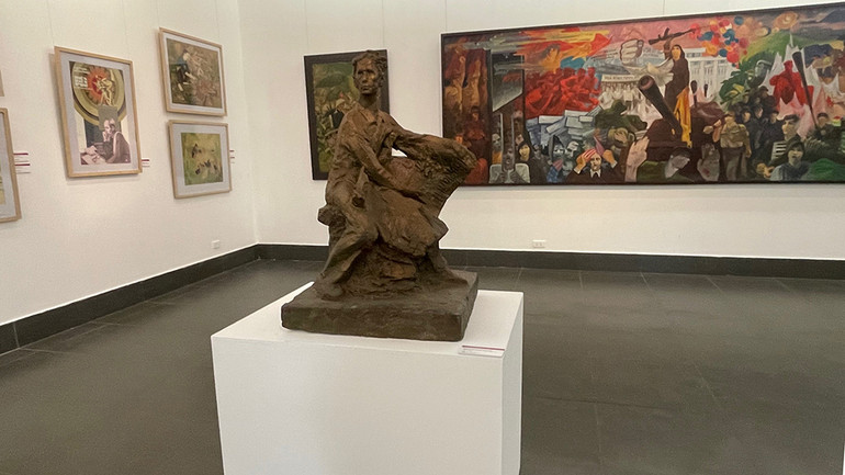 Tác phẩm “Bác Hồ đi tìm đường cứu nước” của nhà điêu khắc Diệp Minh Châu