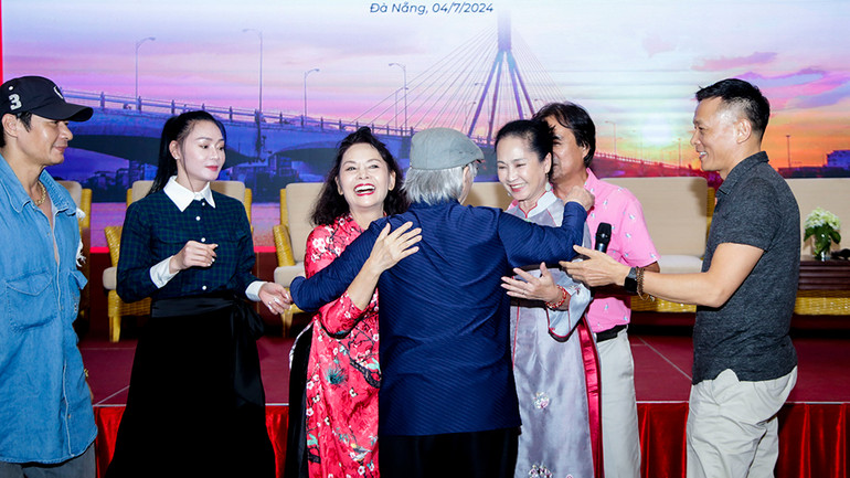 Đạo diễn, NSND Đặng Nhật Minh trong vòng tay các nghệ sĩ, nhà làm phim... Đạo diễn, NSND Đặng Nhật Minh trong vòng tay các nghệ sĩ, nhà làm phim...