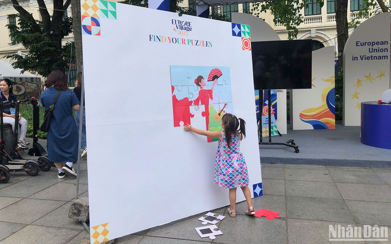 Em nhỏ vui chơi trong buổi lễ khai mạc Những ngày Văn học châu Âu tại Tượng đài Lý Thái Tổ.