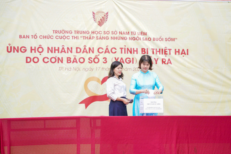 Các đại biểu quyên góp hỗ trợ đồng bào bị lũ lụt.