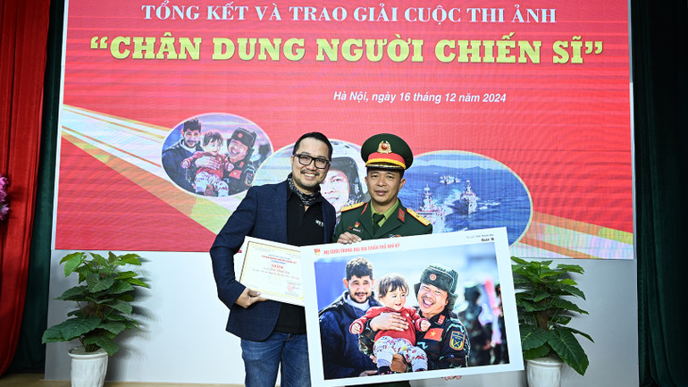 Tác giả Trần Thành Đạt (Báo Nhân Dân, giải B) gặp lại nhân vật trong tác phẩm của mình.