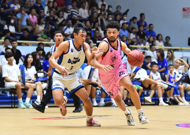 Đội chủ nhà bất ngờ thay đổi lối chơi khi Udun Osakue nhận trách nhiệm luân chuyển bóng thay cho người đồng đội Tâm Đinh. Với tốc độ và sự khéo léo của mình, ngoại binh người Mỹ liên tiếp có những tình huống kiến tạo để các đồng đội ghi điểm trong tư thế dễ dàng.