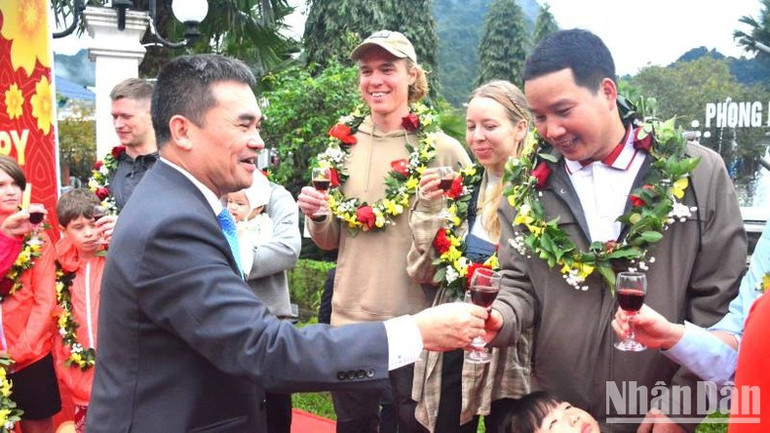 Giám đốc Sở Du lịch Quảng Bình Nguyễn Ngọc Quý chúc mừng những vị khách "xông đất" Di sản thiên nhiên thế giới Vườn quốc gia Phong Nha-Kẻ Bàng Giám đốc Sở Du lịch Quảng Bình Nguyễn Ngọc Quý chúc mừng những vị khách "xông đất" Di sản thiên nhiên thế giới Vườn quốc gia Phong Nha-Kẻ Bàng