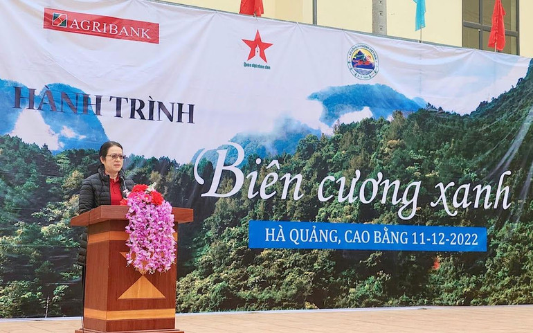 Phó Tổng Giám đốc Agribank Nguyễn Thị Phượng phát biểu tại buổi lễ trao tặng.