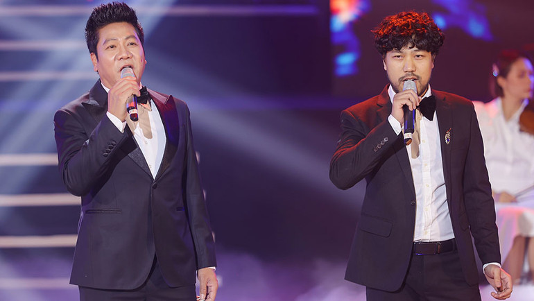 Giọng ca trẻ Mạnh Hoạch và thầy mình, NSND Quốc Hưng trong một tiết mục biểu diễn. (Ảnh: HÒA NGUYỄN)