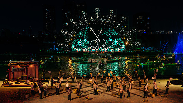 Chương trình có sự tham gia của hơn 700 diễn viên.