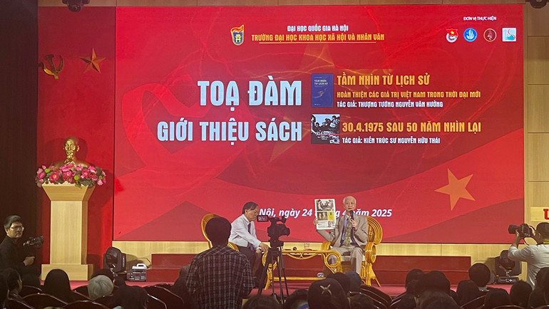 Kiến trúc sư Nguyễn Hữu Thái giới thiệu về bức ảnh lịch sử chụp thời khắc Tổng thống Dương Văn Minh đầu hàng.