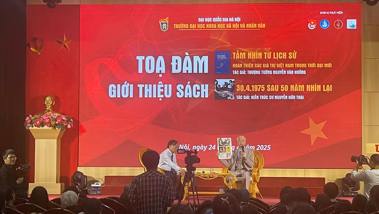 Kiến trúc sư Nguyễn Hữu Thái giới thiệu về bức ảnh lịch sử chụp thời khắc Tổng thống Dương Văn Minh đầu hàng. Kiến trúc sư Nguyễn Hữu Thái giới thiệu về bức ảnh lịch sử chụp thời khắc Tổng thống Dương Văn Minh đầu hàng.