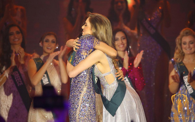 Khoảnh khắc vỡ òa khi Choi Mina Sue trở thành Hoa hậu.