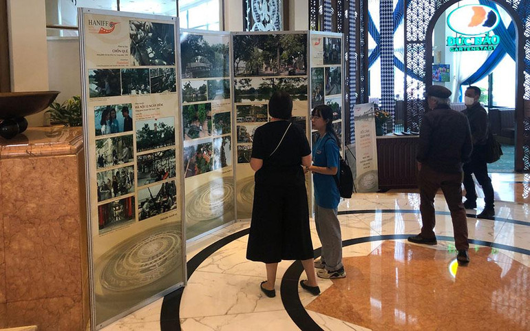 Đại biểu quốc tế tham quan triển lãm.