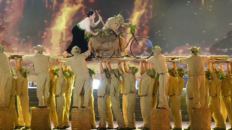 Chương trình kết hợp giữa dàn dựng sân khấu và thực cảnh. Chương trình kết hợp giữa dàn dựng sân khấu và thực cảnh.