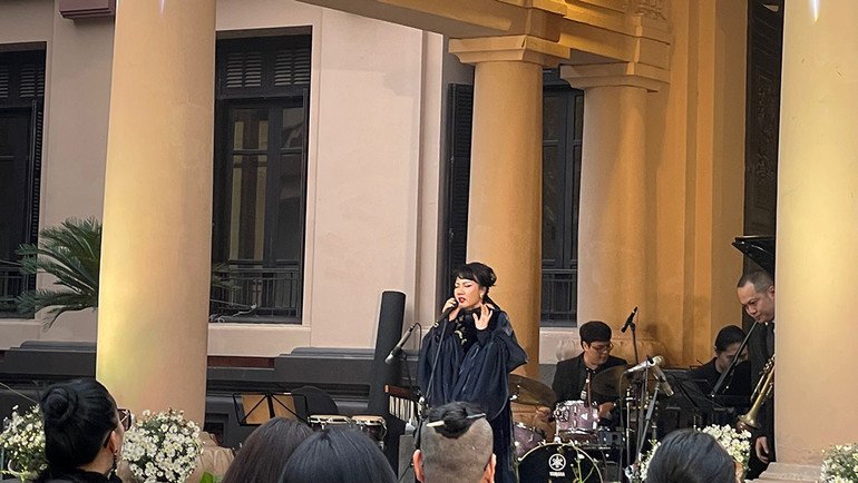 Quỳnh Phạm trình diễn những ca khúc trong album.