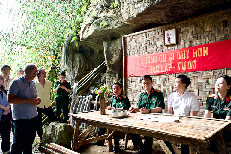 Đoàn làm phim báo cáo tiến độ dàn dựng bối cảnh phim. Đoàn làm phim báo cáo tiến độ dàn dựng bối cảnh phim.