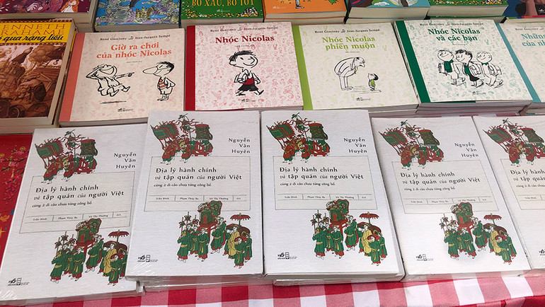 Cuốn “Địa lý hành chính và tập quán của người Việt” tại Hiệu sách Nhã Nam.