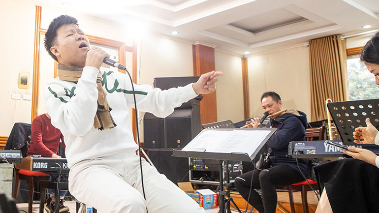 Nghệ sĩ Ưu tú Vũ Thắng Lợi luyện tập cho một đêm diễn. Nghệ sĩ Ưu tú Vũ Thắng Lợi luyện tập cho một đêm diễn.