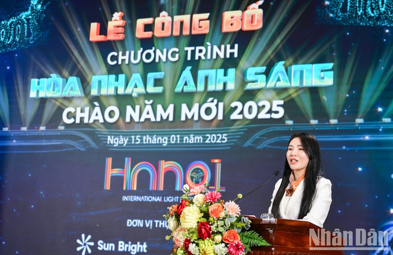 Bà Bùi Thị Lan Phương, Phó Chủ tịch Ủy ban nhân dân quận Tây Hồ cung cấp thông tin về chương trình.