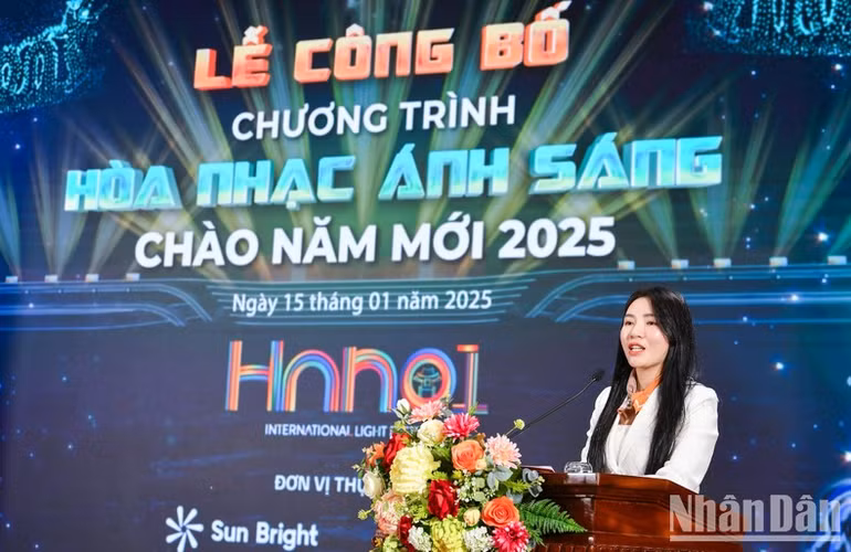 Bà Bùi Thị Lan Phương, Phó Chủ tịch Ủy ban nhân dân quận Tây Hồ cung cấp thông tin về chương trình.