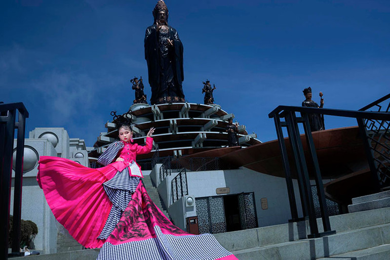 Chiếc váy dài 20m do mẫu nhí Nguyễn Ngọc Kiều Hân thể hiện.