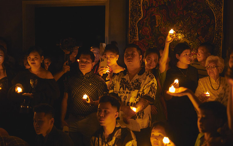 Khán giả cũng là một phần của buổi trình diễn với những chiếc nến điện trên tay.