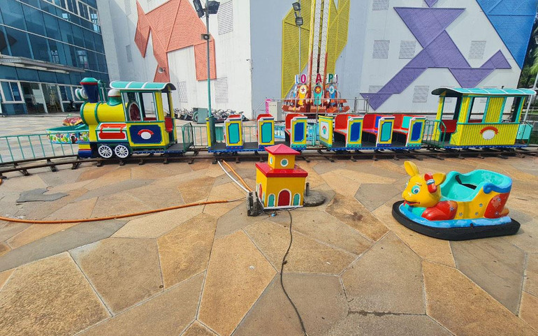 Khu sân chơi phía trước bỏ không, với hệ thống dây điện ngổn ngang, gây nguy hiểm cho trẻ em và người lớn.