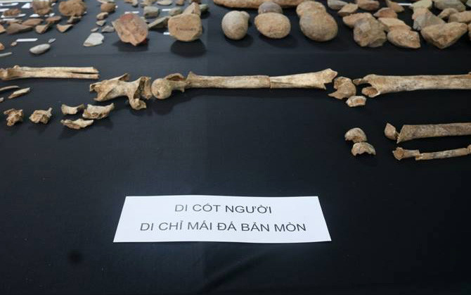 Các hiện vật, di cốt thu được ở Mái đá bản Mòn. (Ảnh: UBND tỉnh Sơn La)