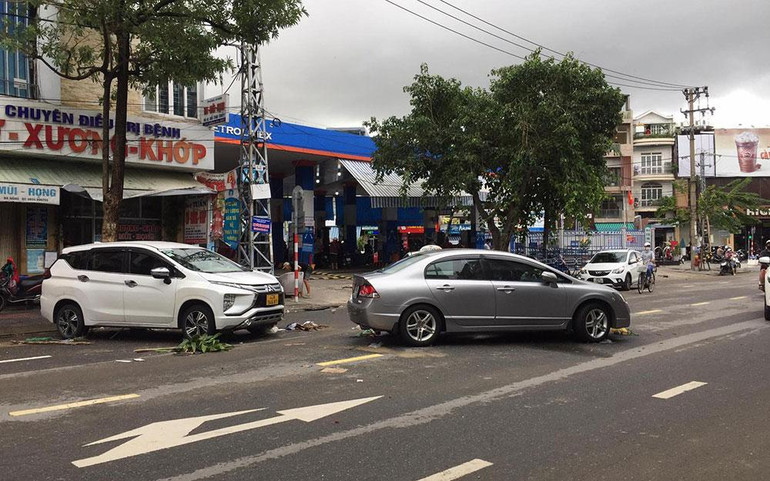 Nhiều ô-tô nằm la liệt trên đường Đống Đa.