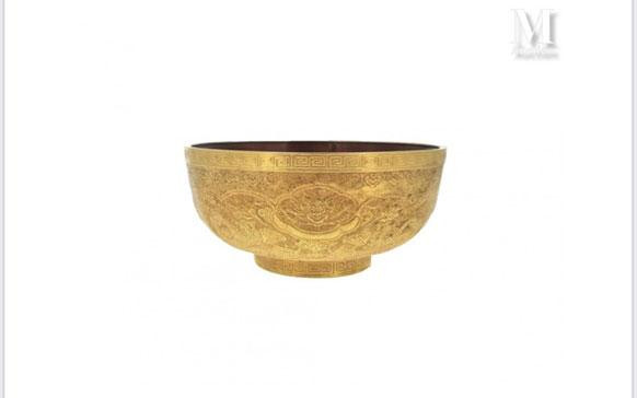 Chiếc bát trên trang đấu giá của hãng MILLON. Chiếc bát trên trang đấu giá của hãng MILLON.