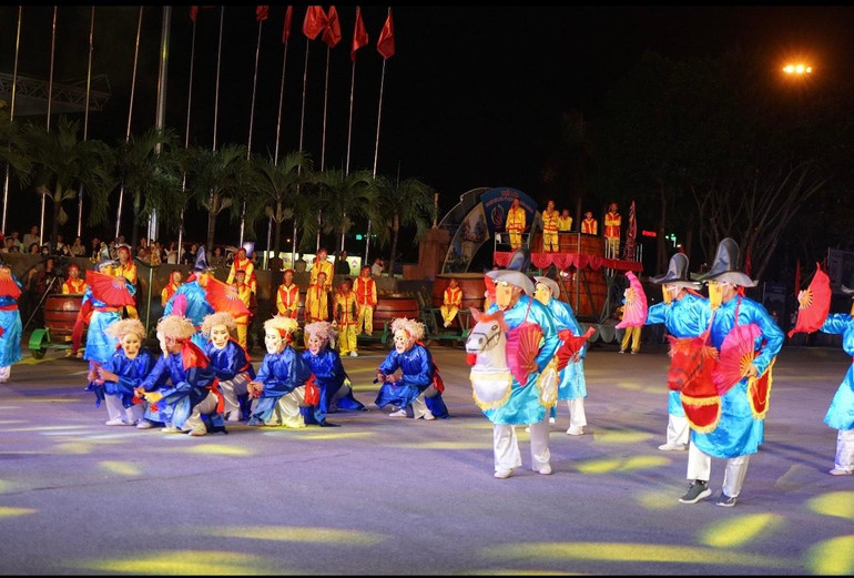 Đoàn nghệ nhân Thanh Hóa biểu diễn tiết mục “Đi hội làng Xuân Phả”.