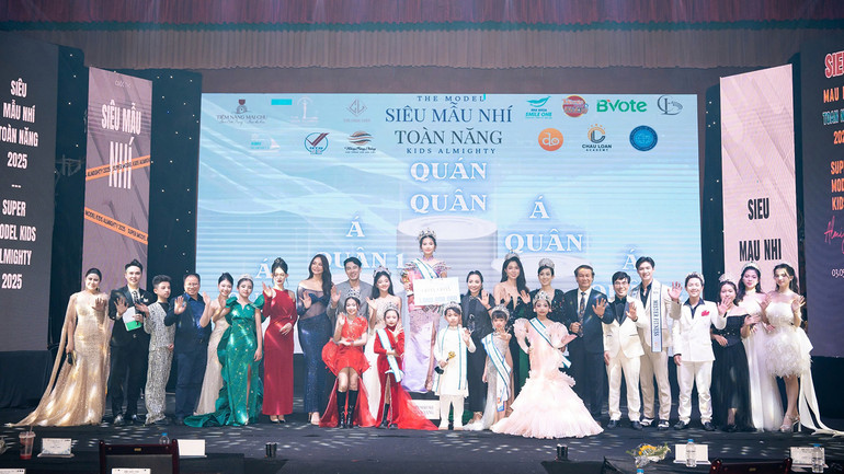 Ban tổ chức trao các giải thưởng cho các thí sinh. Ban tổ chức trao các giải thưởng cho các thí sinh.