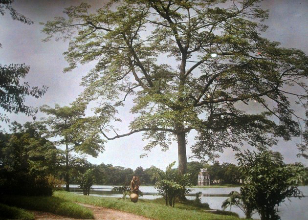 Hồ Gươm đầu thế kỷ 20, ảnh màu trên kính của Leon Busy.