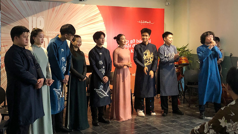 Các thành viên ban nhạc Thiên Thanh.