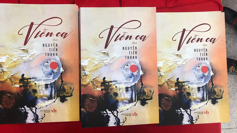 Tập thơ "Viễn ca". (Ảnh: TUYẾT LOAN)