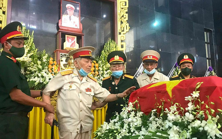 Đại tá Võ Văn Minh, 92 tuổi, lặng người bên linh cữu của Anh hùng Lực lượng vũ trang nhân dân Kostas Sarantidis-Nguyễn Văn Lập. Đại tá Võ Văn Minh, 92 tuổi, lặng người bên linh cữu của Anh hùng Lực lượng vũ trang nhân dân Kostas Sarantidis-Nguyễn Văn Lập.