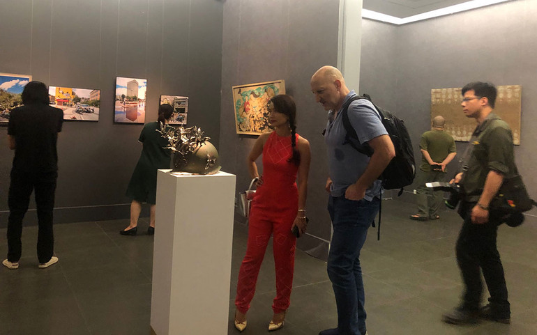Triển lãm thu hút đông đảo người xem là các họa sĩ, giới trong nghề.