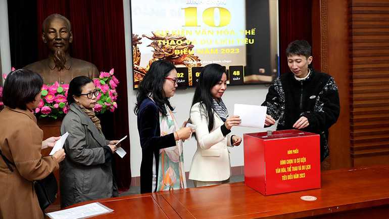 Các nhà báo bỏ phiếu bình chọn tại Bộ Văn hóa, Thể thao và Du lịch.