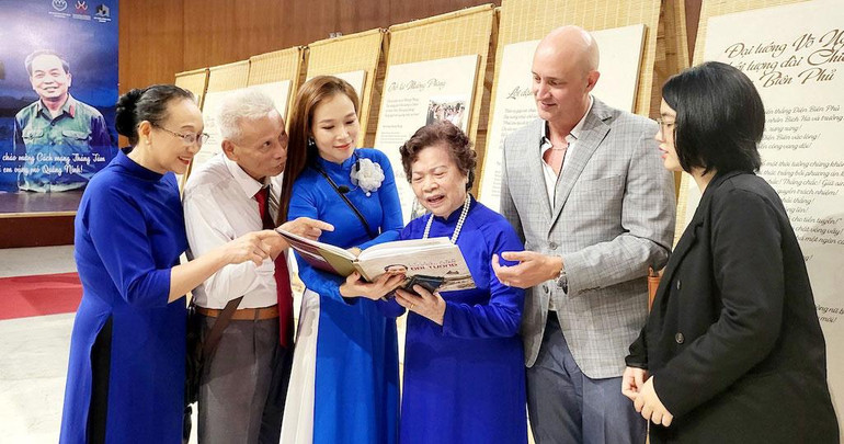 Nhà giáo, nhà thơ, nhà báo Nguyễn Thị Mỹ Dung giới thiệu cuốn sách in 110 bài thơ viết về Đại tướng Võ Nguyên Giáp của tác giả.