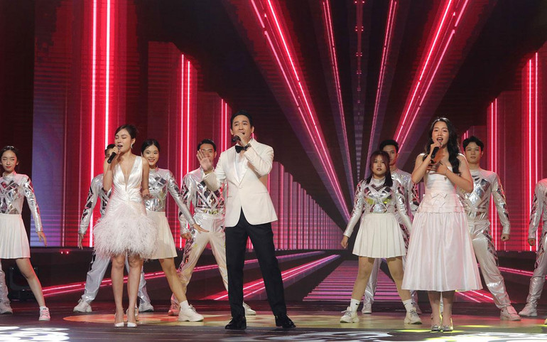 Diễn viên Hứa Vĩ Văn khoe giọng trong một tiết mục của lễ bế mạc. Diễn viên Hứa Vĩ Văn khoe giọng trong một tiết mục của lễ bế mạc.