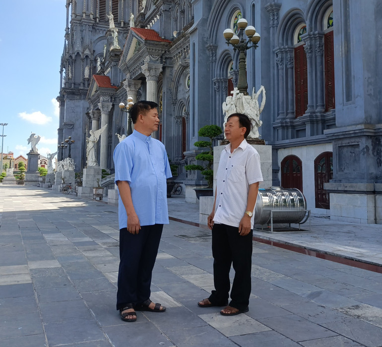 Linh mục Vũ Văn Hướng (bên trái) có những đóng góp tích cực vào phong trào chung của huyện Tiền Hải, tỉnh Thái Bình.