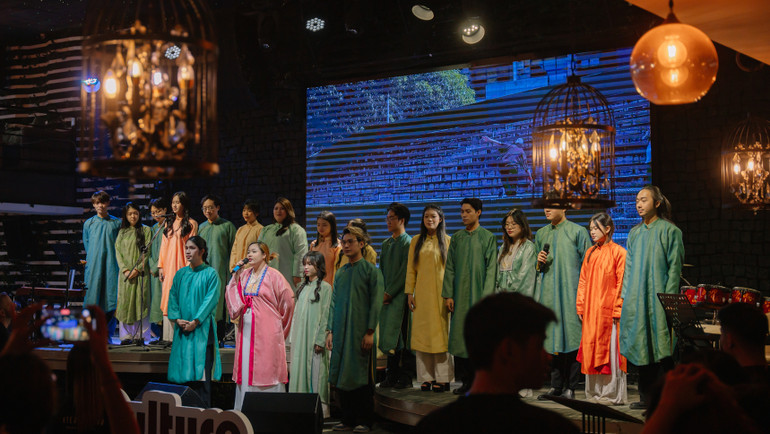 Một màn trình diễn của các em nhỏ trong trang phục truyền thống.