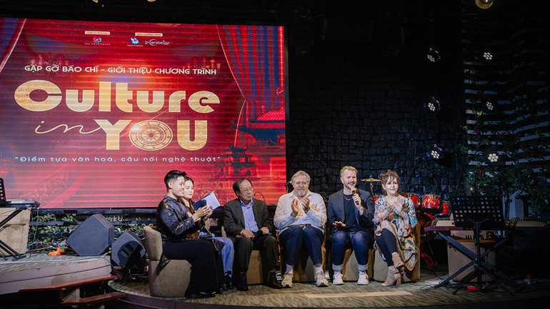 Các nghệ sĩ nhạc kịch Australia giao lưu với khán giả.