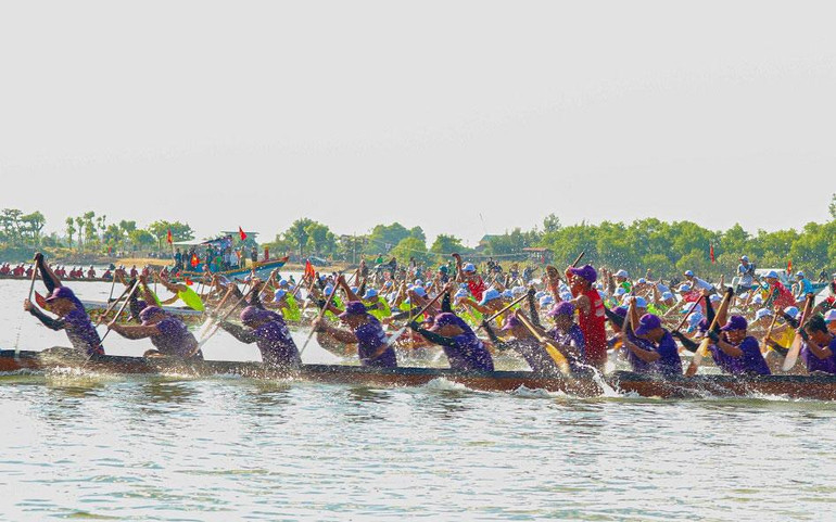 Các thuyền bơi nam tranh đua quyết liệt.