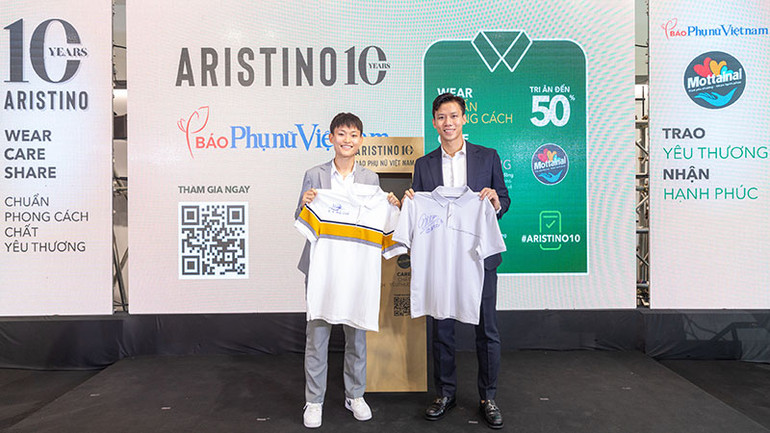 Hai tuyển thủ bóng đá quốc gia của đội nam và nữ Quế Ngọc Hải và Trần Thị Hải Linh tặng áo có chữ ký.