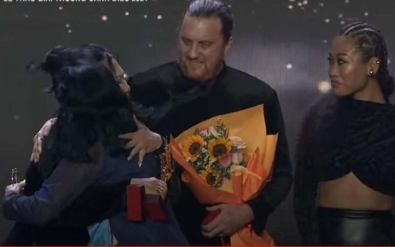 NSND Trà Giang chia vui cùng ê-kíp làm phim "Đêm tối rực rỡ".