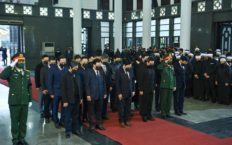 Đoàn Chính phủ nước Cộng hòa xã hội chủ nghĩa Việt Nam do đồng chí Phạm Bình Minh, Ủy viên Bộ Chính trị, Phó Thủ tướng Thường trực Chính phủ dẫn đầu vào viếng đồng chí Vũ Oanh. Đoàn Chính phủ nước Cộng hòa xã hội chủ nghĩa Việt Nam do đồng chí Phạm Bình Minh, Ủy viên Bộ Chính trị, Phó Thủ tướng Thường trực Chính phủ dẫn đầu vào viếng đồng chí Vũ Oanh.