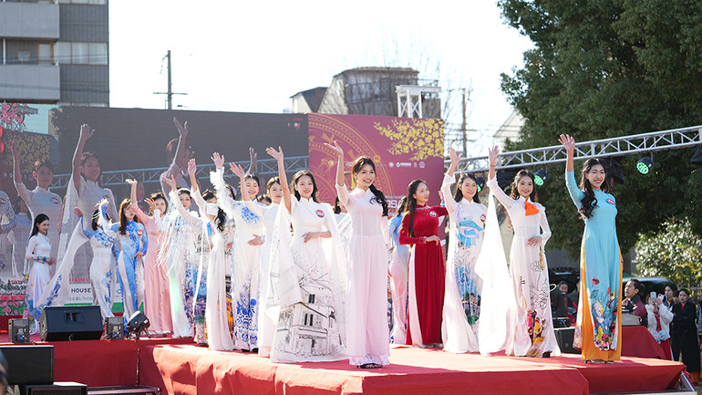 Tiết mục trình diễn áo dài tại sự kiện.