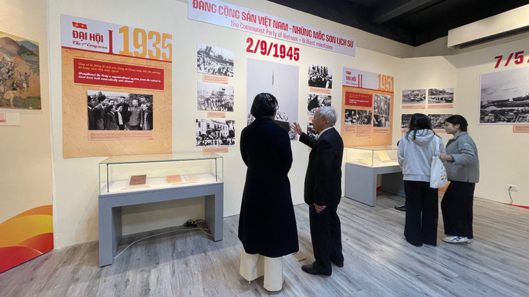 Trưng bày thu hút đông đảo người xem nhiều thế hệ.