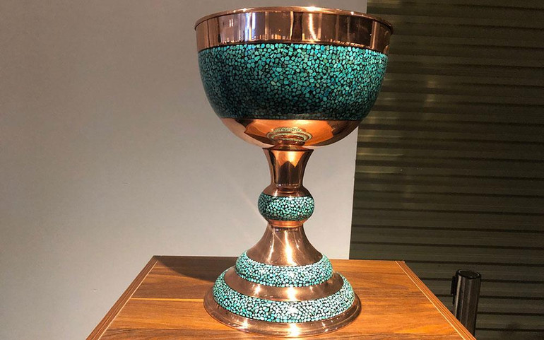 Chiếc bình được cẩn từ những miếng đá ngọc lam Chiếc bình được cẩn từ những miếng đá ngọc lam