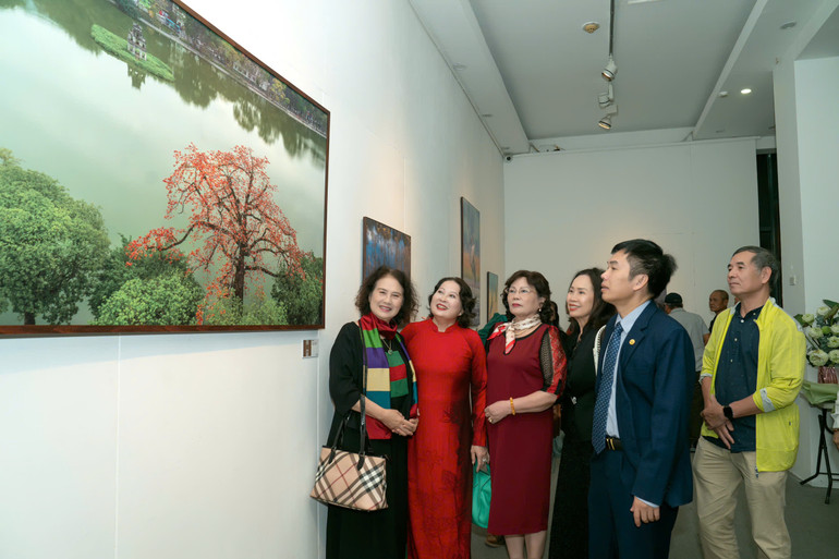 Đông đảo bạn bè, đồng nghiệp của tác giả Minh Hải đến tham quan triển lãm. Đông đảo bạn bè, đồng nghiệp của tác giả Minh Hải đến tham quan triển lãm.