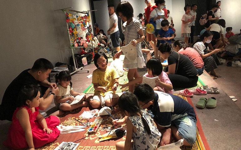 Vẽ mặt nạ giấy bồi. Vẽ mặt nạ giấy bồi.